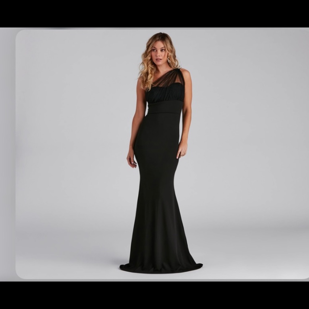 Black mermaid fit gown